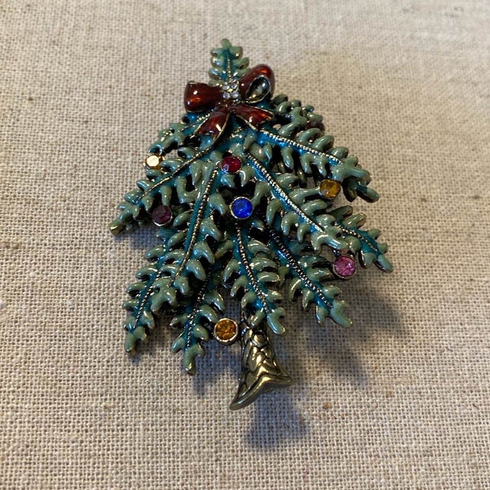 Nostalgia!
Vintage Christmas tree pin. Avon 2004.